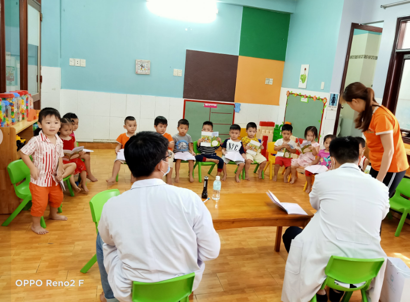 Các bé cùng nhau khám sức khỏe định kỳ tại trường MN Thần Đồng 